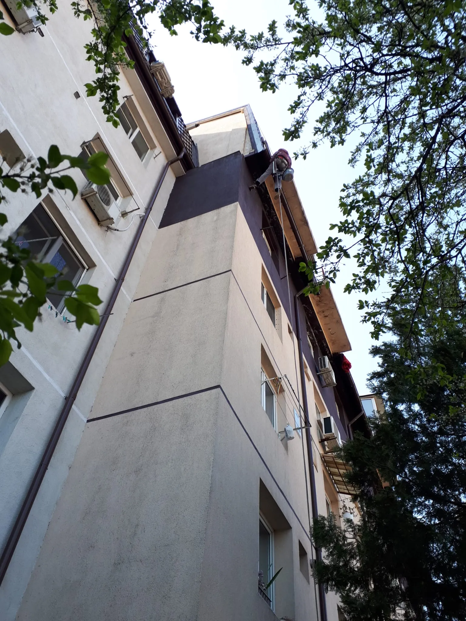 Alpinisti utilitari la lucru in Bucuresti