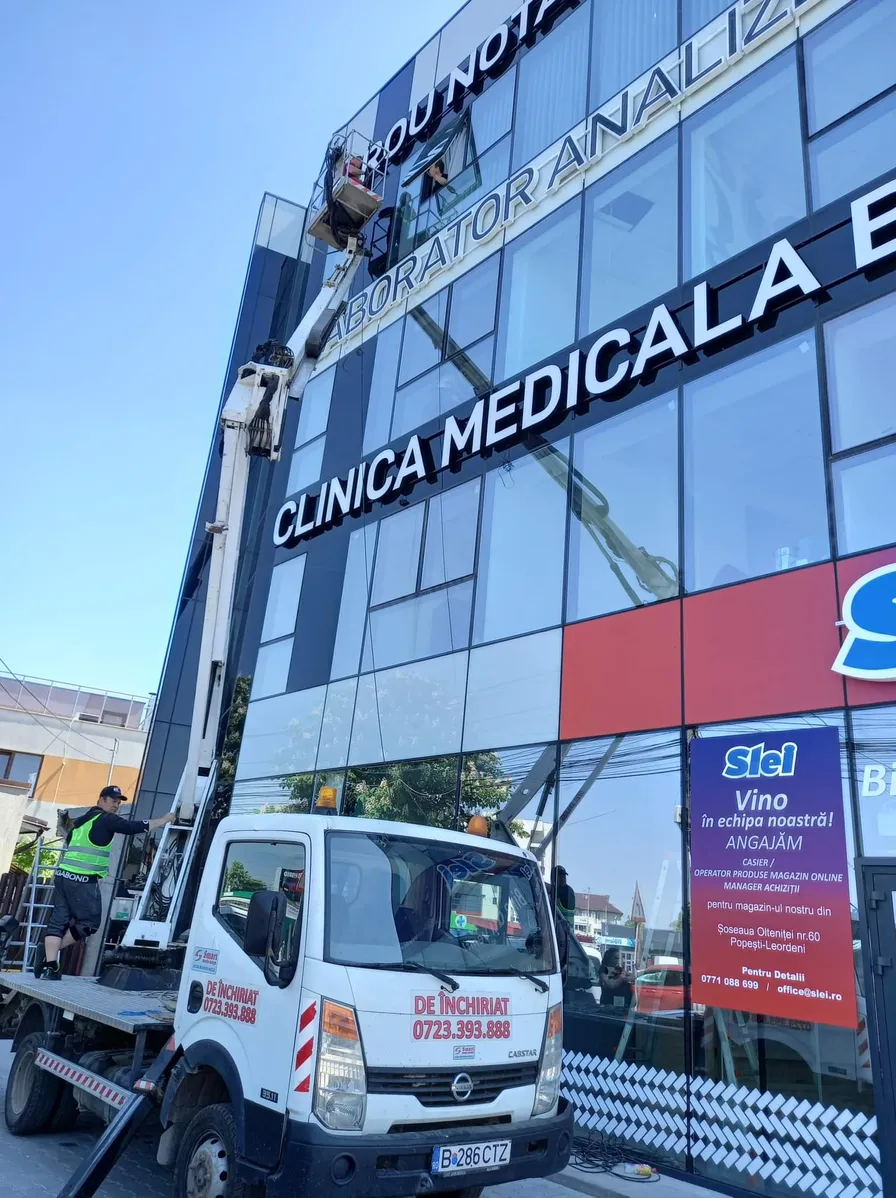 Curatare geamuri cladire de birouri prin alpinism utilitar - Bucuresti