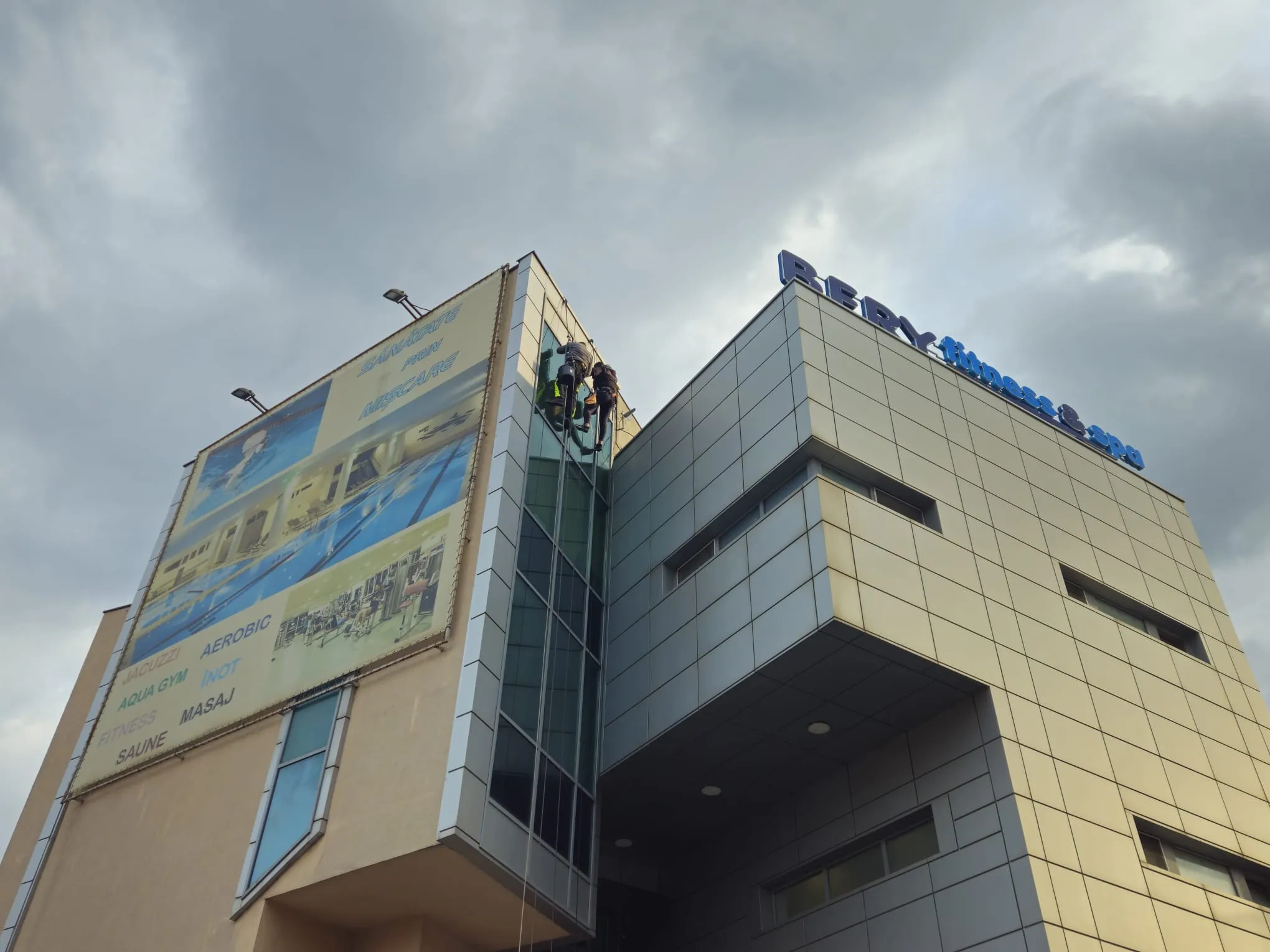 Curatare fatade cladire Bucuresti