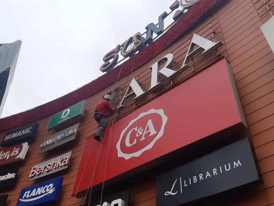 Montaj panou publicitar